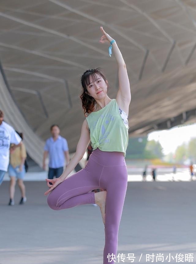 佩服女班长做出的正确选择，穿着也很新颖吧？