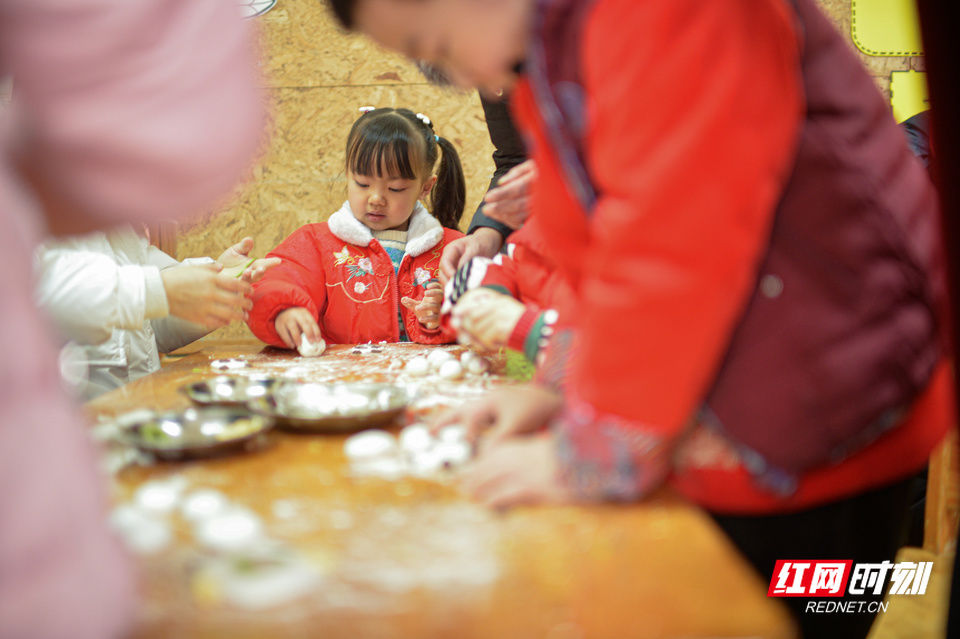 冰墩墩|开学第一天，“冰墩墩”汤圆和孩子们一起过元宵节