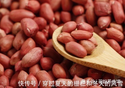 吃法|花生新吃法,三天吃一次,延缓衰老,治高血压,给身体来个大扫除
