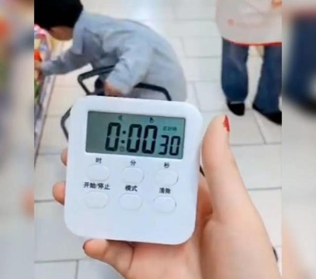 家长|小男孩考高分被奖励“随意购物”30秒火了,网友:争分夺秒挑零食