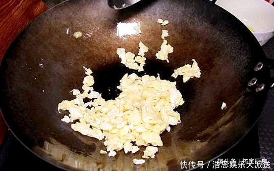 天热吃啥都没胃口,来试试这碗炒面,好吃不粘连,真解馋