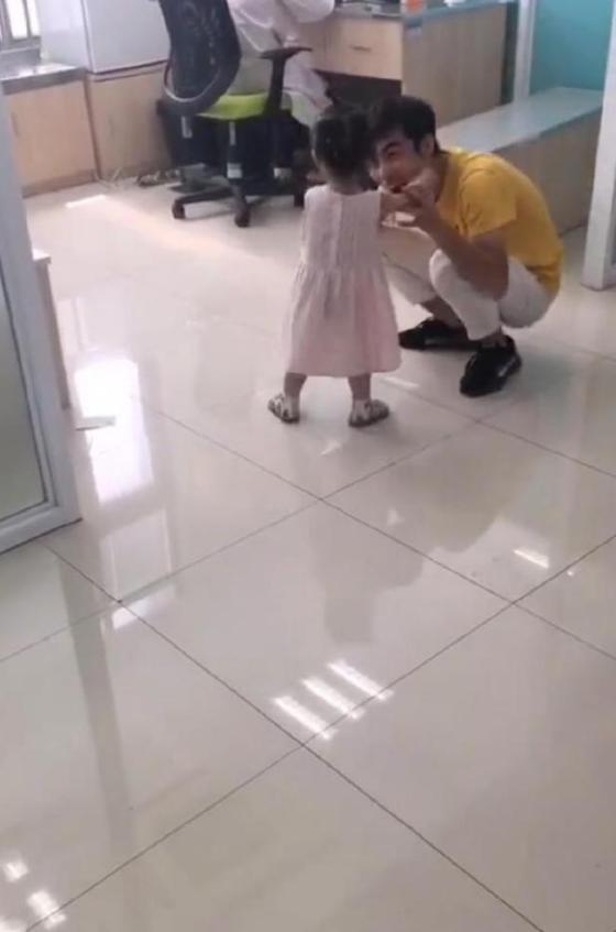 打针|3岁女宝大发脾气,打完针哭着找医生“算账”,网友:太萌了