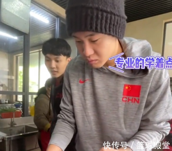 面對(duì)鏡頭|包餃子趣事！徐杰全程圍觀，趙睿滿(mǎn)臉自信，一個(gè)失誤徐杰憨笑離去