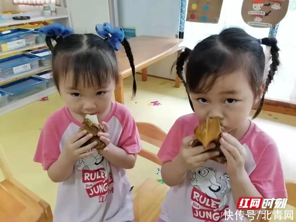 萌娃们|常德：幼儿园萌娃学包粽子，最后吃进嘴的样子太可爱