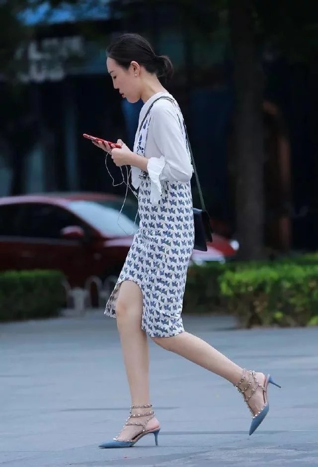 街拍:端庄文雅的气质小姐姐,美感大方给人潇洒自若的感觉