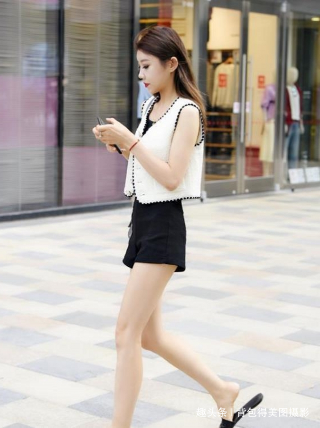路人街拍，小姐姐穿出下身消失的风格，非常好看