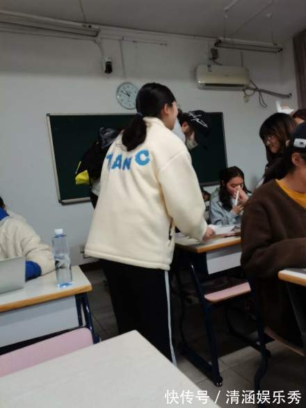 北京师范|2米袁心玥北师大上课!老师不认识差点撵她,同学课间狂发朋友圈