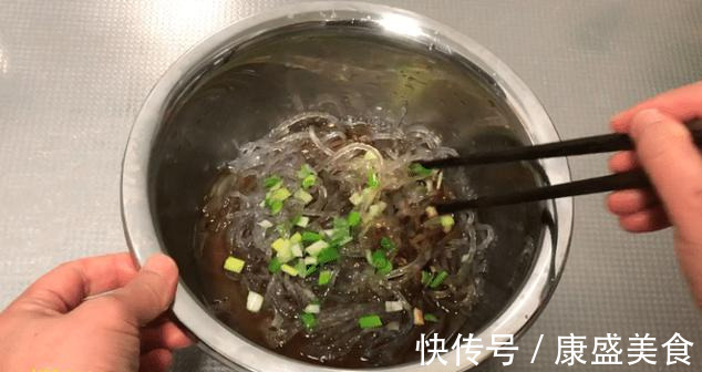 天冷了，红薯粉条这样吃太过瘾了，简单有营养，再也不想炖白菜了
