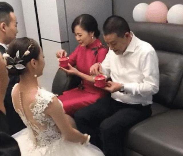 最美 “最美丈母娘”婚礼走红,风姿绰约碾压新娘,网友:保养太好了