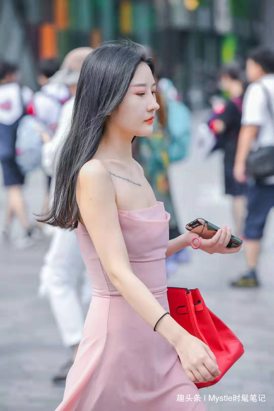 粉色 充满小仙女范儿的穿搭,粉色吊带裙+黑色高跟鞋,简单大方又好看