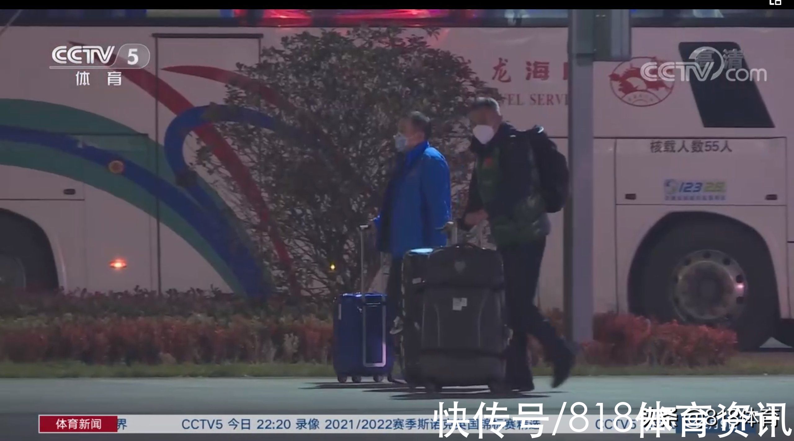 威海|国乒凯旋回到威海!樊振东背LV拎大包小包满载而归,刘国梁轻装简从