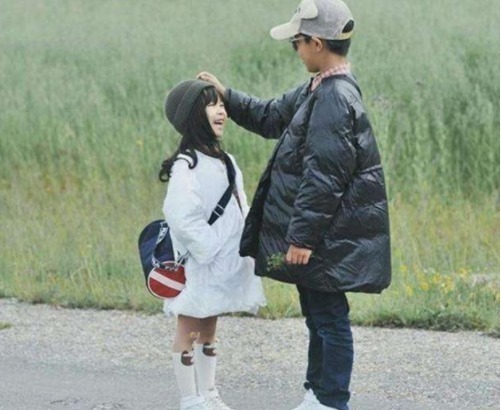 妹妹|吉祥物妹妹火了,哥哥写作业把妹妹摆桌前,妹妹表情太有戏