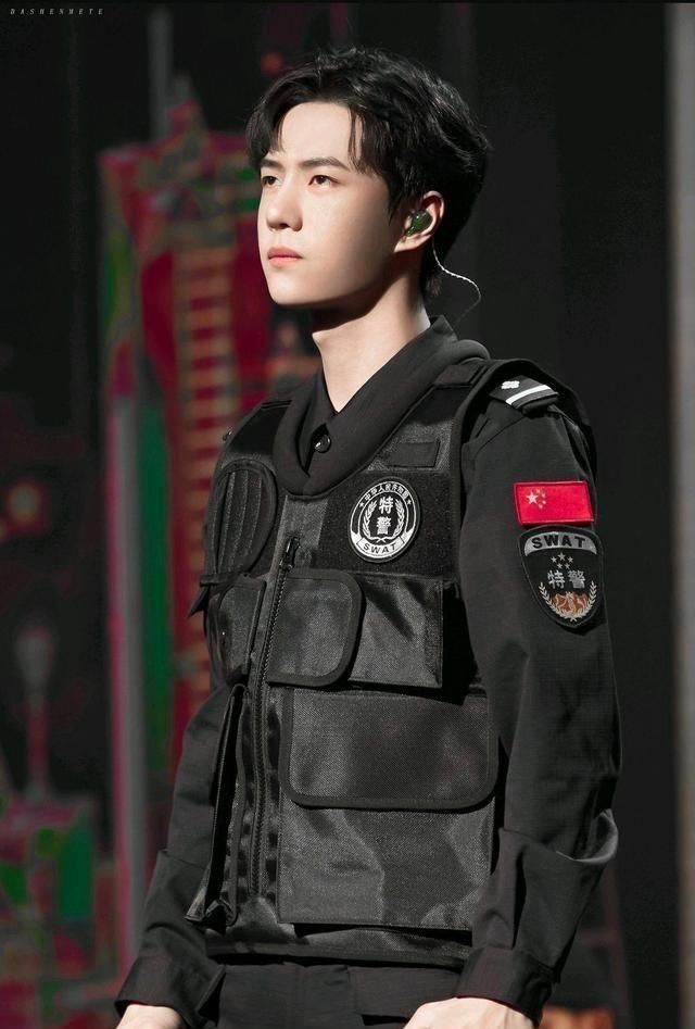 肖戰(zhàn)登|王一博的“引力定律”,亮相造型成亮點(diǎn),粉絲看到鞋子:好眼熟!