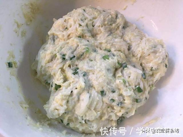 温水|半根萝卜一个鸡蛋,用筷子搅一搅,5分钟搞定全家人的早餐