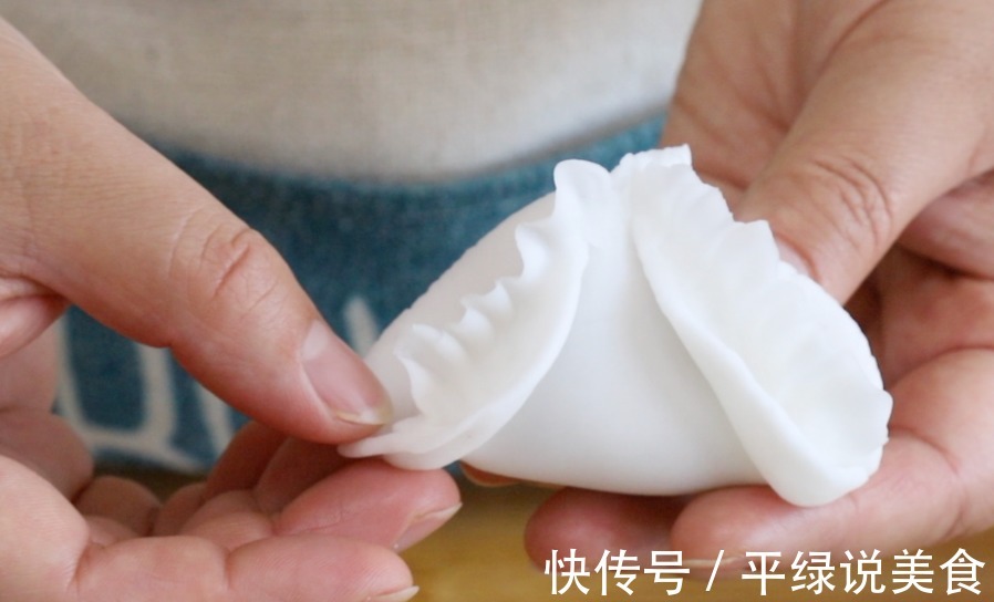 做水晶鲜虾包时,切记不要直接和面,多加这一步,面皮不裂还筋道