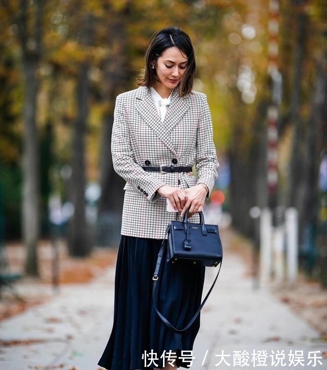 如果你今年过了50,建议别穿黑裤子!瞧瞧这几种穿搭,时髦显年轻