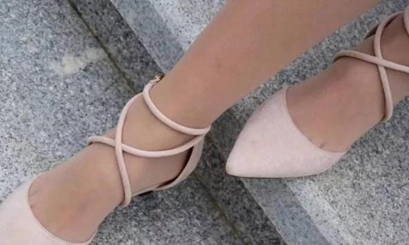 细跟单鞋光泽柔亮，细跟的融入，舒适不磨脚，让你一天好心情