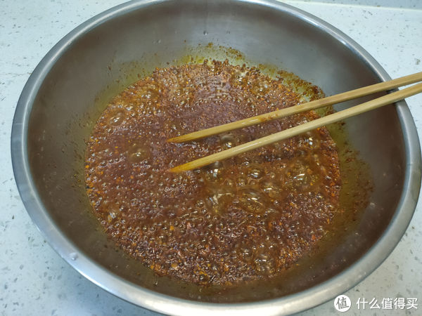 辣椒油想要好吃，只加辣椒和油还不够，多加四样，又香又辣真过瘾