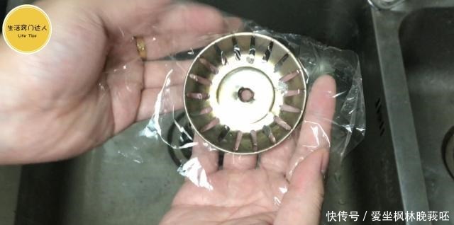 下水道口经常异味飘出,原来倒一碗水就能解决,能早些知道就好了!