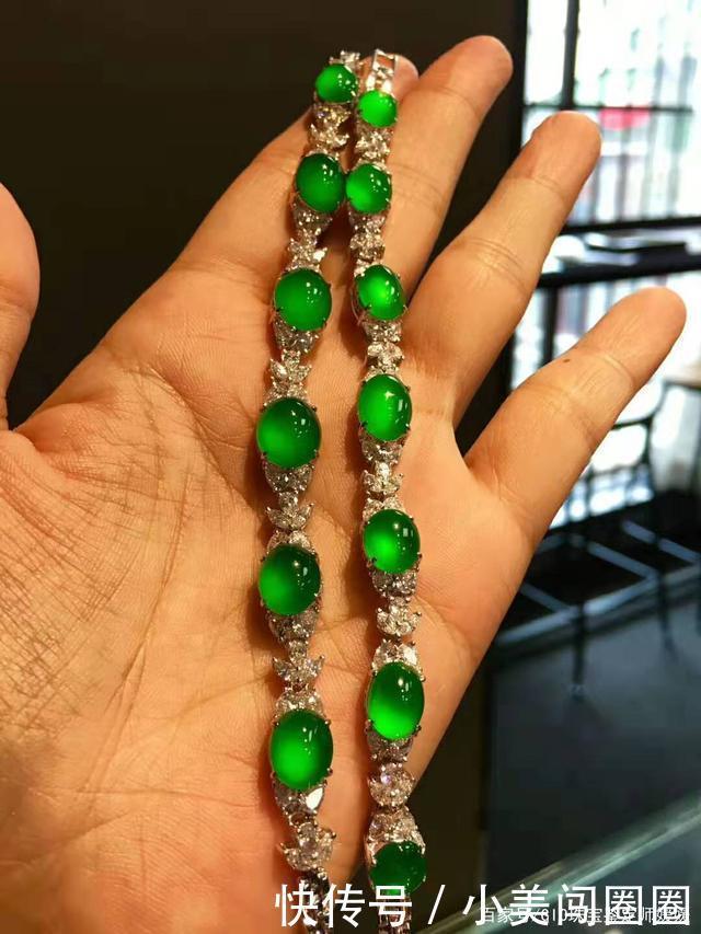 要做世界上最幸福的新娘,除了婚纱,闪耀的宝石项链也是必不可少