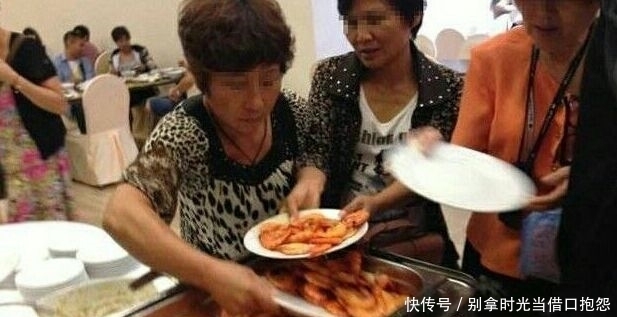 抹黑|女子国外吃自助餐,吃半被服务员赶走,你把国人的脸抹黑了
