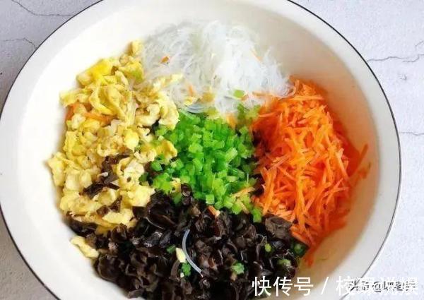 酥脆焦黄的黄金元宝馅饼，美味的早餐美食，一碗胡辣汤，人间美味