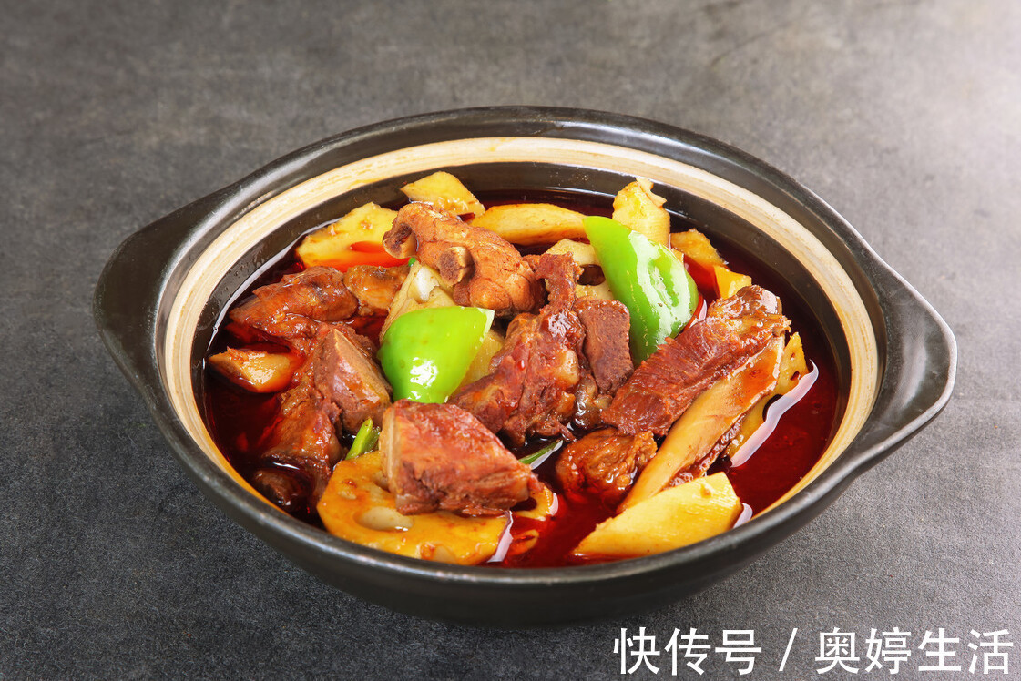 炖排骨，切记不要直接焯水，牢记这1步，排骨更鲜嫩，不腥也不柴