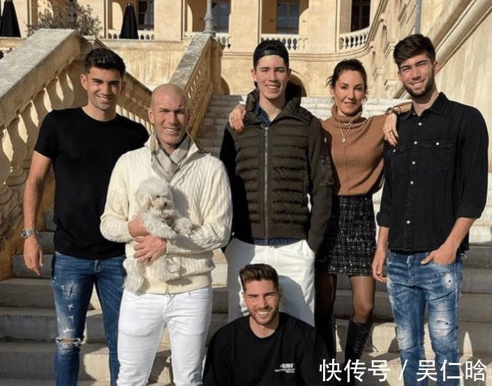 合照|家庭也是人生赢家!齐达内一家24口人合照:4个儿子长大了,都帅