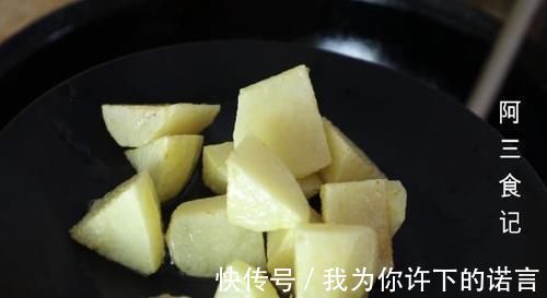 茄子加土豆一起做,实在太好吃了,出锅比肉还香,天天吃都不腻