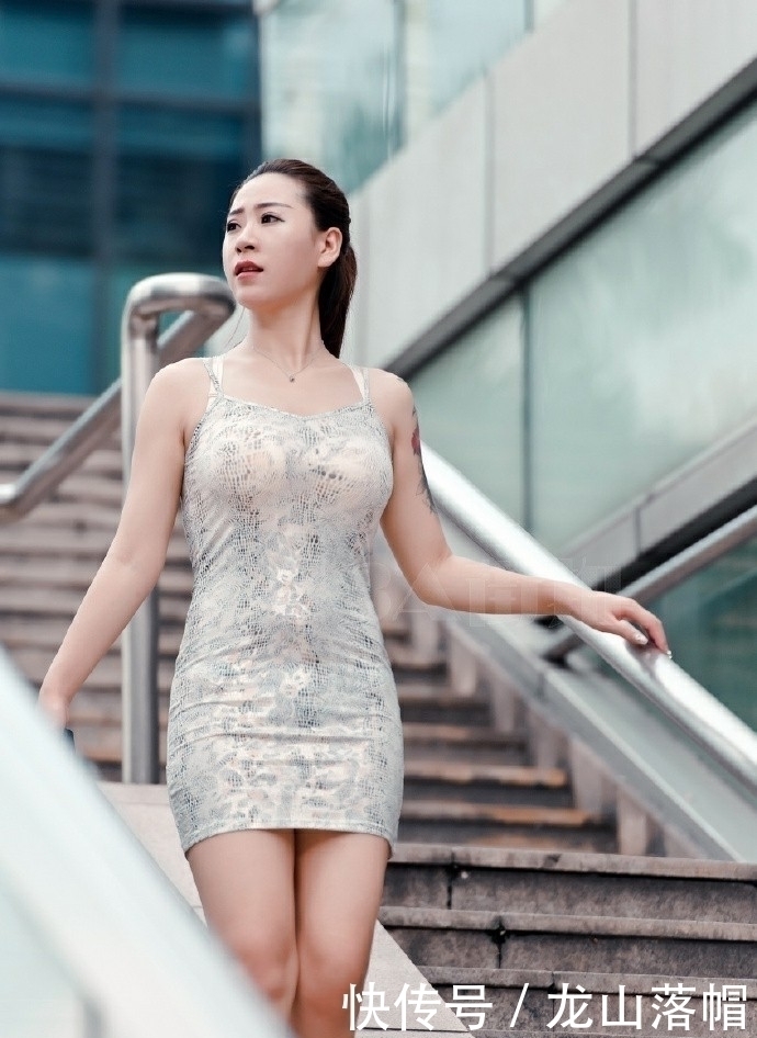 吊带|清新甜美的小姐姐,紧身吊带显丰腴身材,特别有女人魅力