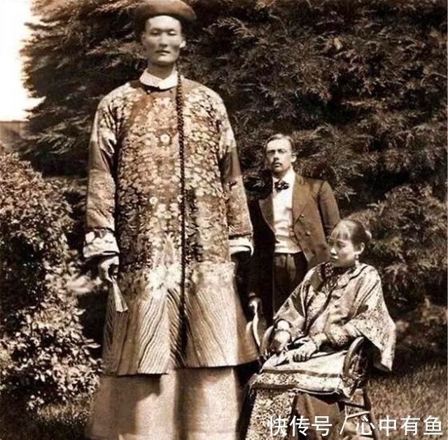 海豚|中国巨人鲍喜顺,身高2米36,儿子10岁身高1米6,妻子还想要二胎