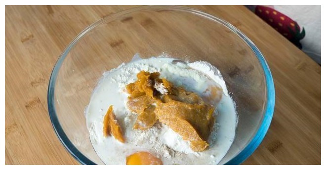 红薯最好吃又简单的做法,打入2个鸡蛋,不用加水,出锅金黄诱人