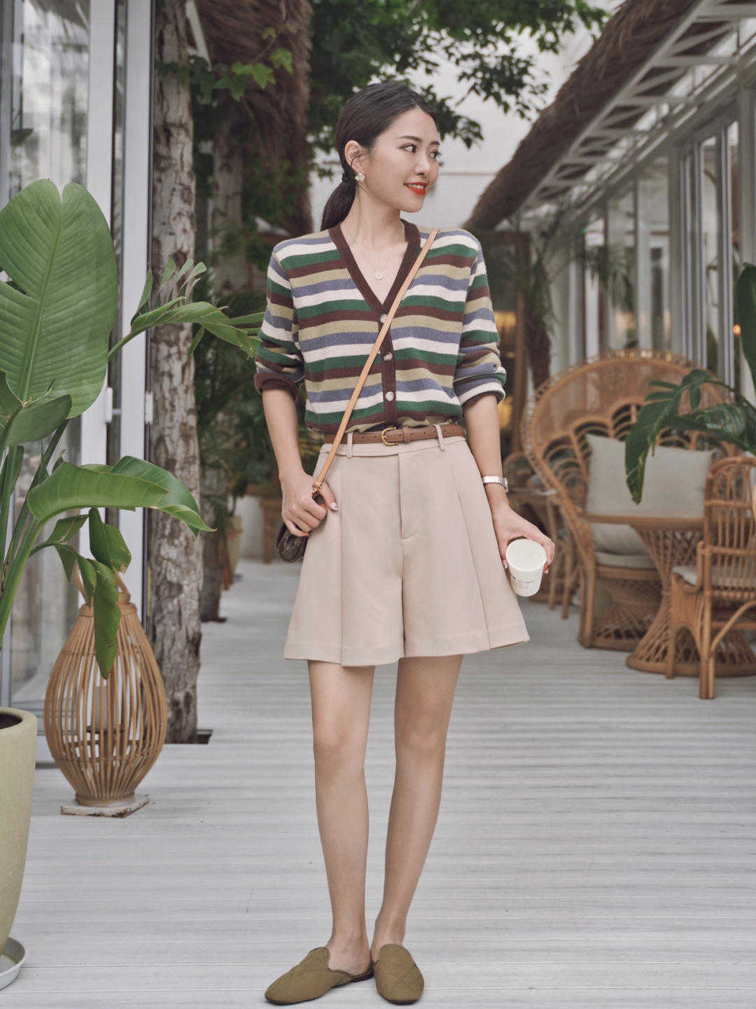 针织衫|入秋以后怎么穿？衬衫搭配白色百褶裙简约时髦，干练又不失优雅