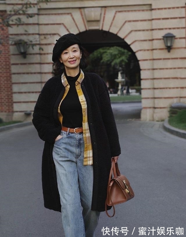 直筒裤 “神仙母女”真是叠穿高手,羊羔毛外套+衬衫+打底衫造型,美炸了