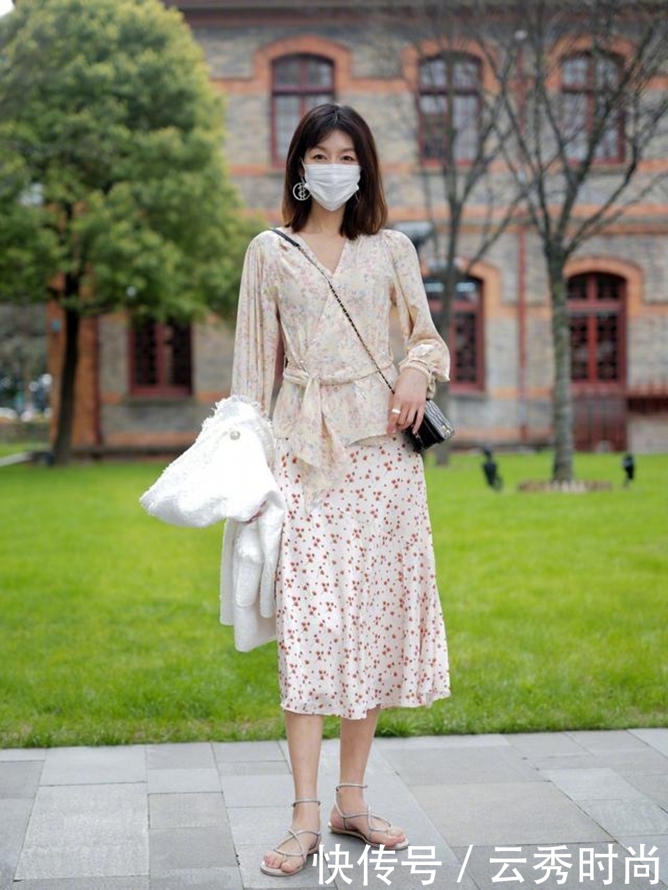 脱俗|路人街拍,气质清新的时尚美女,显得十分的清新脱俗