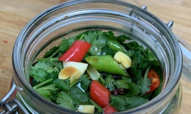 立冬后,遇到此菜别放过,3元1斤,腌起来脆爽开胃,1小时就能吃