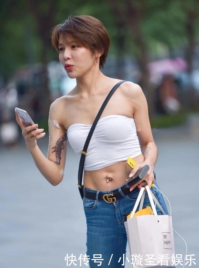 短发女孩|短发美女的新造型,白色T恤搭配牛仔裤,尽显青春活力