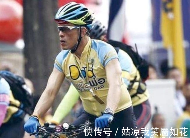 放飞自我$68岁泰王放飞自我!率领众嫔妃丛林夜骑,百姓匍匐跪拜高呼万岁