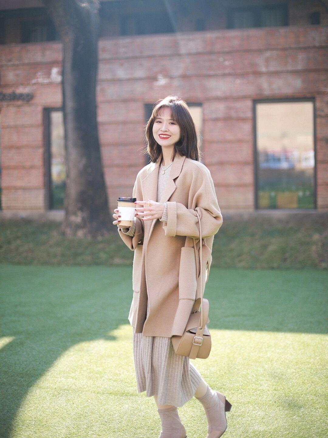 大衣 冬日氛围感穿搭指南,姜黄色大衣配白色阔腿裤,慵懒又随性!