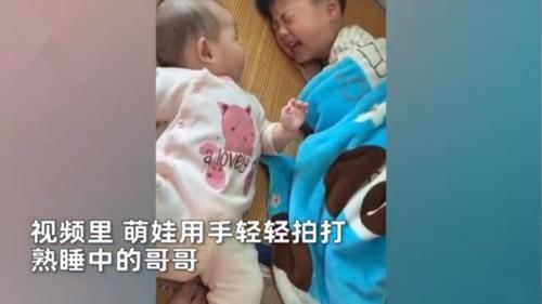 起床|萌娃叫哥哥起床,反被哥哥起床气一吼,吓到画面静止,笑翻网友!