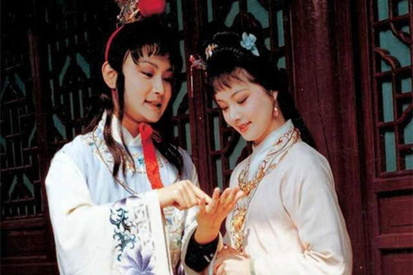 贾宝玉!贾宝玉3次闻到的香气,有多毒?秦可卿、宝钗、黛玉:落入薄命司