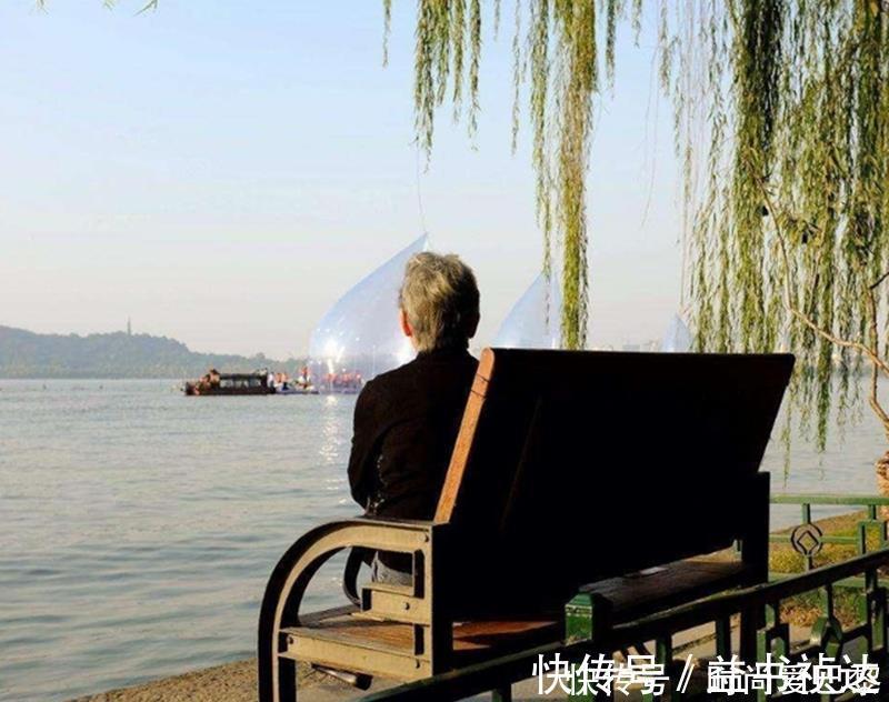 踩生|“踩生”是迷信吗?第一个抱新生儿的人很重要,最好别是这四种人