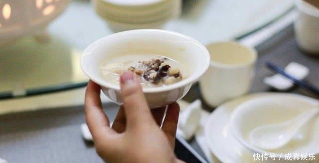 端着碗吃饭|外国人的疑问:为什么中国人要端碗吃饭,这样很不礼貌!