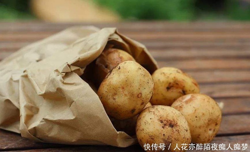 发芽的土豆不要扔，原来妙用这么多，可惜很多人都被它误导了！