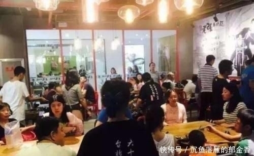 结账|何炅的面馆一夜走红,1人吃了3碗“牛肉面”,结账时逗我玩呢