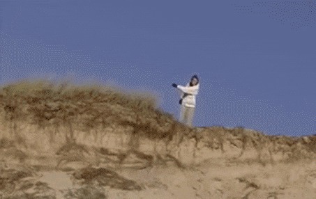 |搞笑GIF:晚上女神突然发了一张图过来 她是不是在暗示我什么