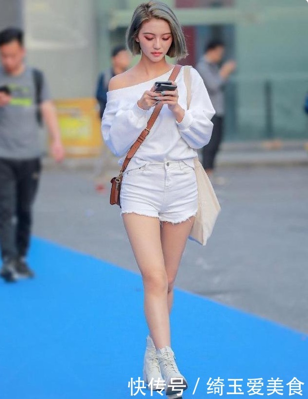 想穿的简单舒适一点,选择短裤配卫衣,时尚减龄又显气质