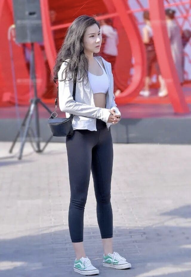 身形 打底裤过时了不可能,即使已经“烂大街”,女孩依旧爱不释手!