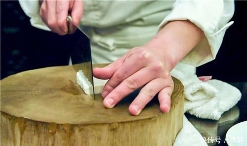日本|日本厨师将面包切成90片,中国师傅仅用土豆,就让他自愧不如!