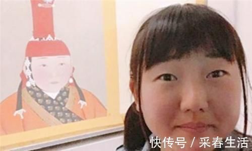 少女@日本少女游玩发现一幅壁画，直接愣在原地：这怎么和我一模一样？